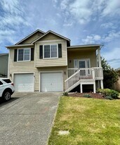 13326 88th Ave Ct E in Puyallup, WA - Building Photo