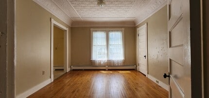 22 Phillips St, Unit 4 in Greenfield, MA - Foto de edificio - Building Photo