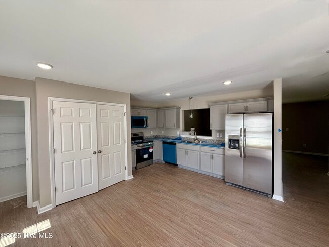 337 S Pointe Dr in Winterville, NC - Building Photo - Building Photo