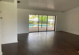 313 SE 33rd St in Cape Coral, FL - Foto de edificio - Building Photo