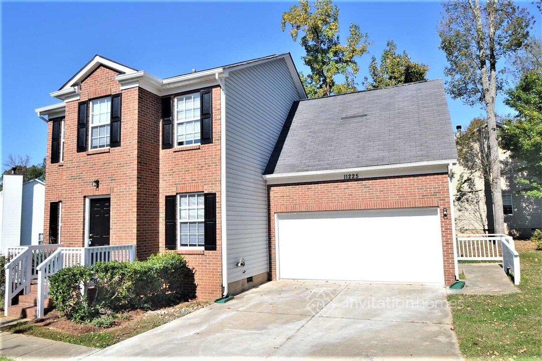 11225 Amber Glen Dr in Charlotte, NC - Foto de edificio