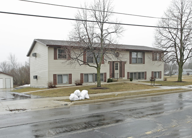 351 Main St in Belgium, WI - Foto de edificio - Building Photo