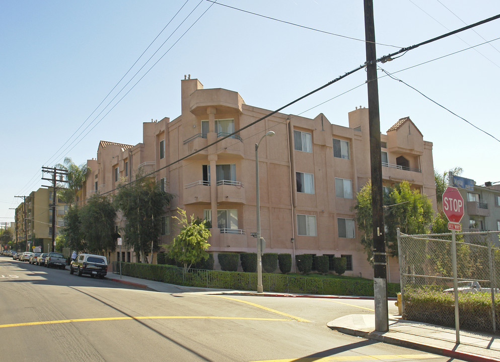 7370 Hawthorn Ave in Los Angeles, CA - Building Photo