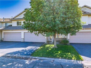 112X Crystal Pl W in Chaska, MN - Building Photo - Building Photo