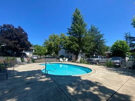 1700 Blankenship Rd in West Linn, OR - Building Photo