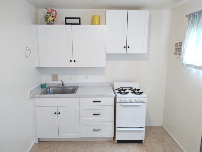 4051 Promontory St, Unit studio