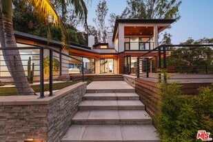 3627 Woodhill Canyon Rd in Los Angeles, CA - Building Photo