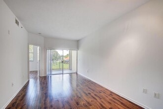 2020 Greenview Shores Blvd, Unit 108 in Wellington, FL - Foto de edificio - Building Photo