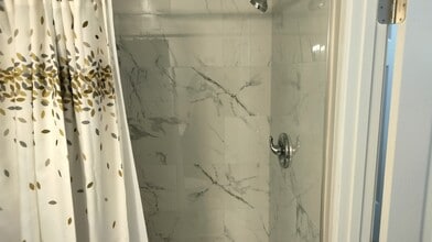 112 Duvall Ln, Unit 304 in Gaithersburg, MD - Foto de edificio - Building Photo