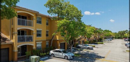 165 NW 96th Terrace in Pembroke Pines, FL - Foto de edificio - Building Photo