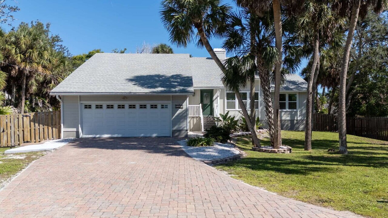4868 Featherbed Ln in Siesta Key, FL - Building Photo