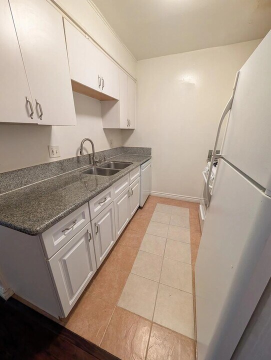 4402 Mammoth Ave in Los Angeles, CA - Building Photo