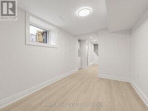727 Rhodes Ave in Toronto, ON - Building Photo - Building Photo