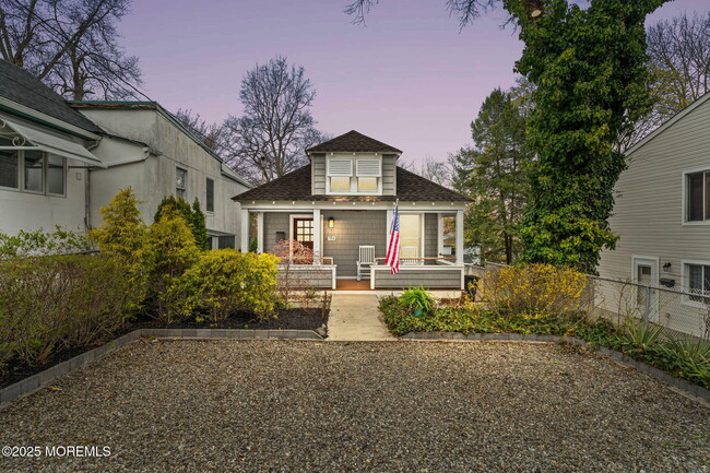 386 Navesink Ave in Highlands, NJ - Foto de edificio - Building Photo