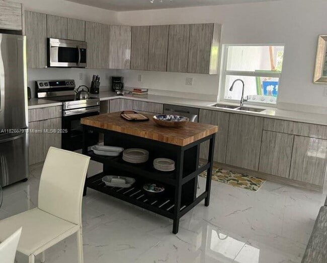 10621 SW 77th Ave in Miami, FL - Building Photo - Building Photo