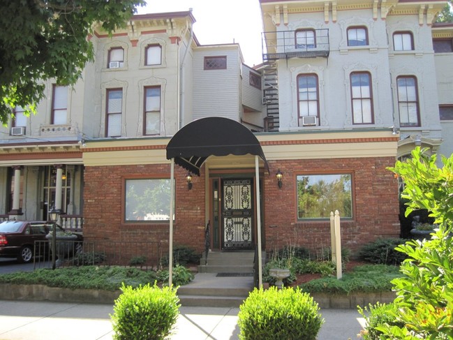 Garden Place Apartments in Louisville, KY - Foto de edificio - Building Photo