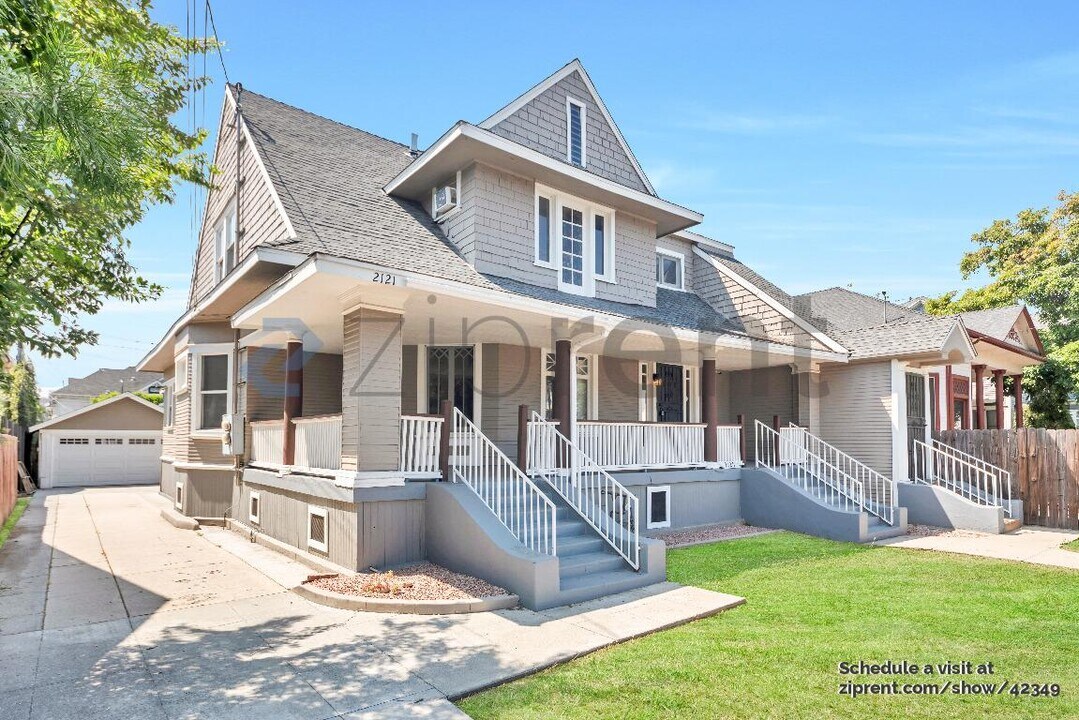 2121 Portland St in Los Angeles, CA - Building Photo