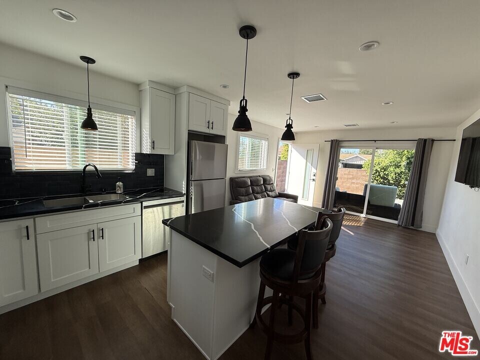 8302 Capps Ave in Los Angeles, CA - Building Photo