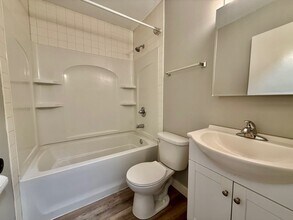 1710 Carriage Hill Dr in Waterloo, IA - Building Photo - Building Photo