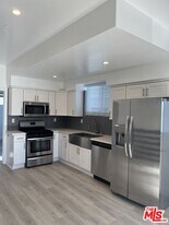 642 N Manhattan Pl in Los Angeles, CA - Building Photo