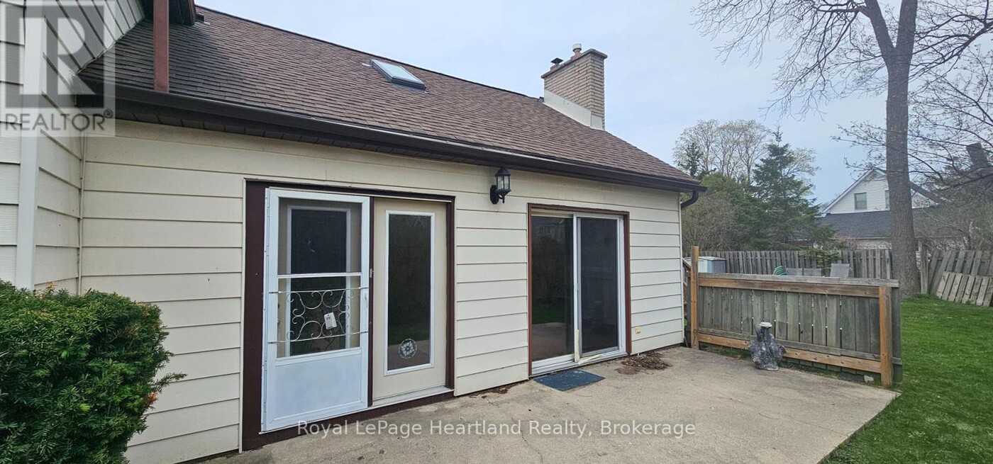43 Trafalgar St in Goderich, ON - Building Photo