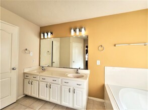 7407 Hollister Rdg in Houston, TX - Foto de edificio - Building Photo