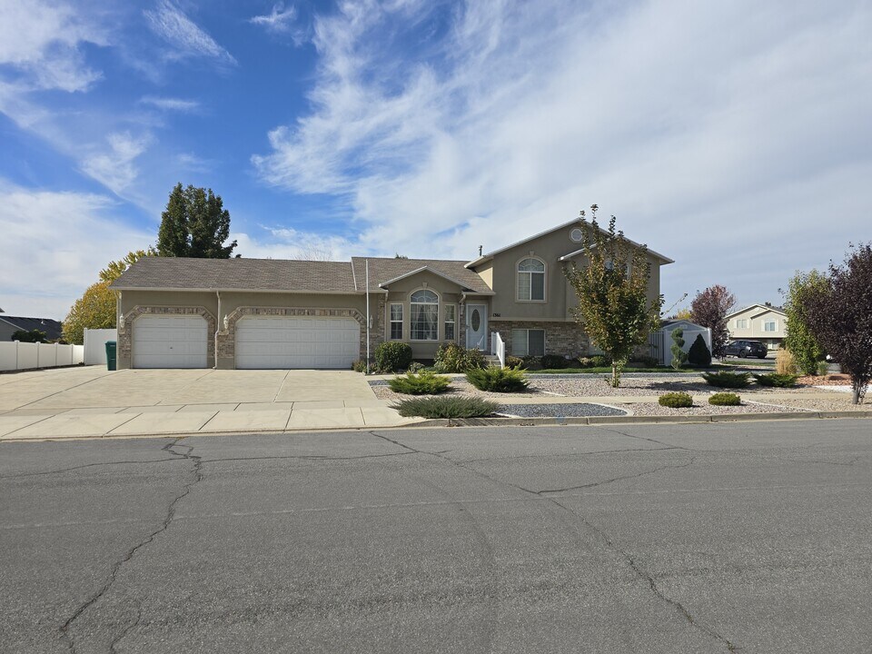 1361 N 325 E in Layton, UT - Building Photo
