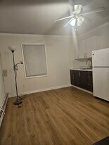 260 N Broome Ave, Unit 1 bed room in Lindenhurst, NY - Building Photo