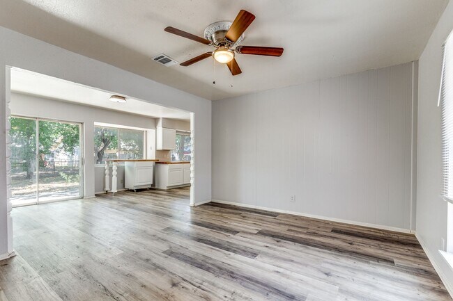 827 Spg Pk Dr in San Antonio, TX - Building Photo - Building Photo