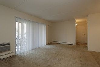 Hollow Run Apartments in Havertown, PA - Building Photo - Interior Photo