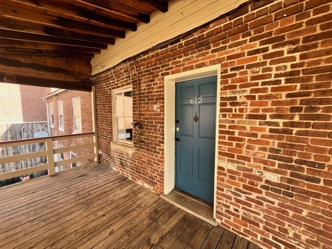 612 Caroline St in Fredericksburg, VA - Foto de edificio - Building Photo