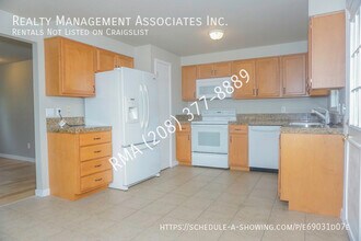 1045 E Victory Rd in Boise, ID - Building Photo - Building Photo