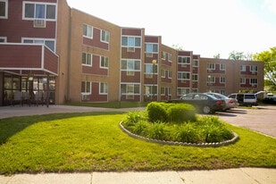 Hartshorn Manor in Madelia, MN - Building Photo