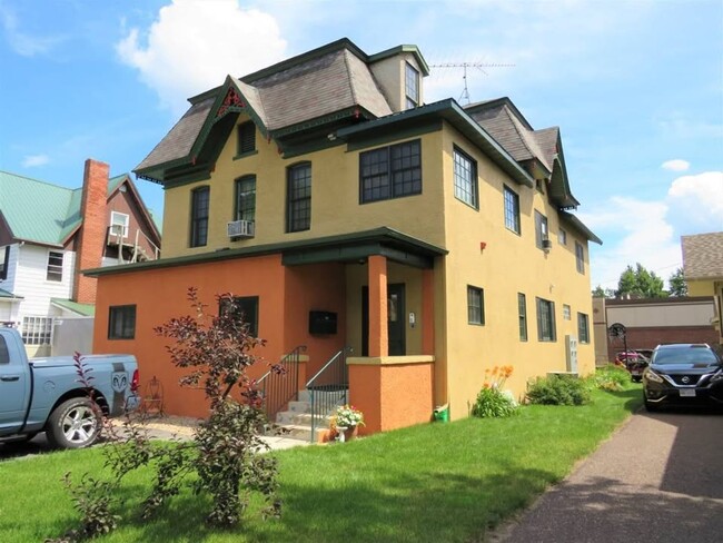 property at 7 E Elm St