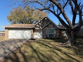 250 N Bryan Cir in Mesquite, TX - Building Photo