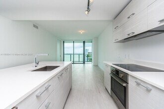 650 NE 32nd St, Unit 805 in Miami, FL - Building Photo - Building Photo