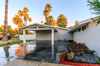 6345 Jumilla Ave in Woodland Hills, CA - Building Photo - Building Photo