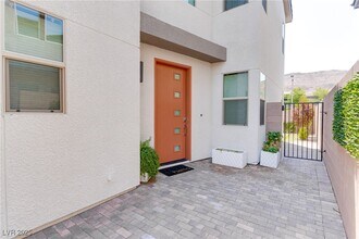 6333 Redstone Hls Dr in Las Vegas, NV - Building Photo - Building Photo