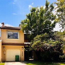 9809 Costa Del Sol Blvd in Doral, FL - Building Photo - Building Photo
