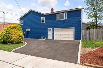 570 Conklin St in Farmingdale, NY - Building Photo - Building Photo