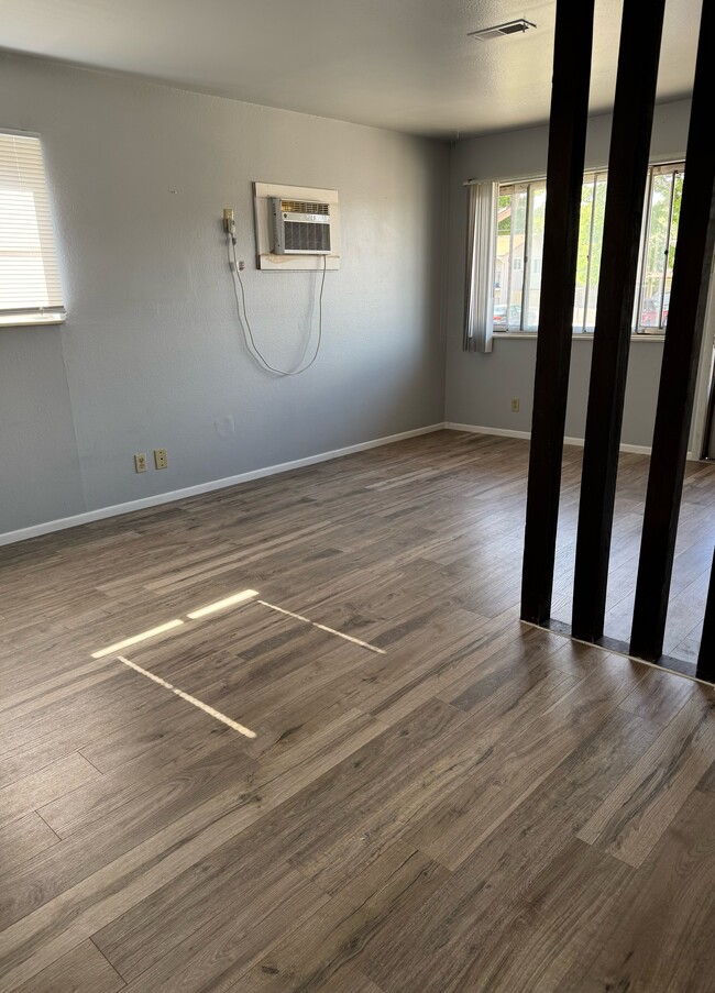 property at 3924 Devonshire Ln