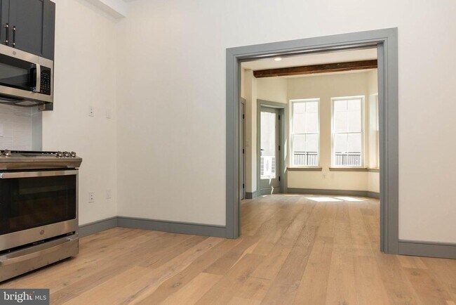 327 S 16th St in Philadelphia, PA - Building Photo - Building Photo