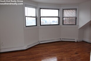 487 E Broadway, Unit #4 Apartamentos