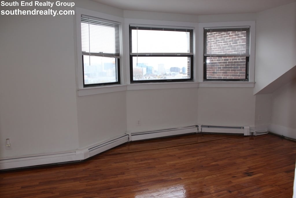 487 E Broadway, Unit #4 in Boston, MA - Building Photo