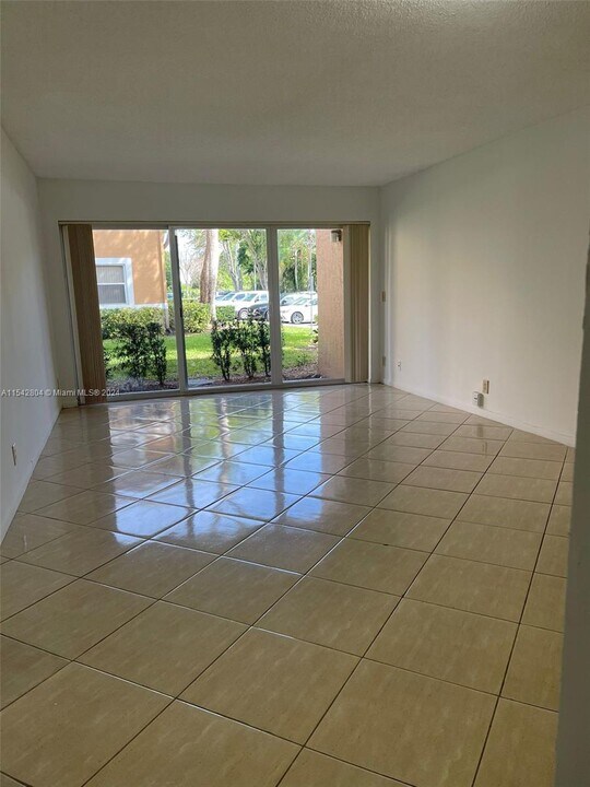 8721 Wiles Rd, Unit 107 in Coral Springs, FL - Building Photo