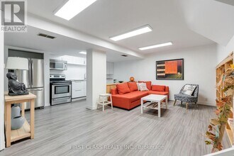 1920 Truscott Dr in Mississauga, ON - Building Photo - Building Photo