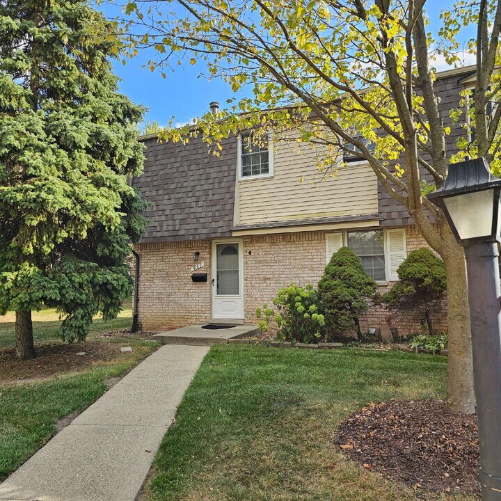 967 Kirts Blvd in Troy, MI - Building Photo