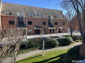 9 River Rd in Greenwich, CT - Building Photo