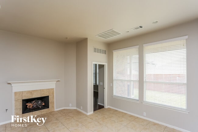 2744 Cedar Ridge Ln in Fort Worth, TX - Foto de edificio - Building Photo