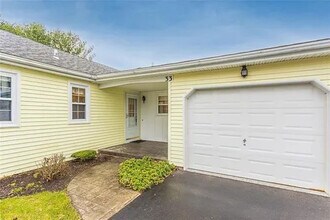 33 Rockhurst Dr in Penfield, NY - Building Photo - Building Photo